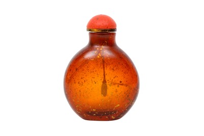 Lot 985 - λ A CHINESE GOLD-SPECKLED AMBER-COLOURED GLASS SNUFF BOTTLE