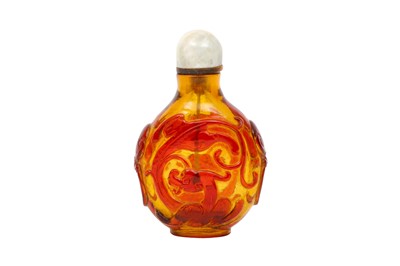 Lot 990 - A CHINESE YELLOW AND AMBER COLOURED GLASS 'CHILONG' SNUFF BOTTLE