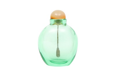 Lot 999 - A CHINESE GREEN GLASS SNUFF BOTTLE