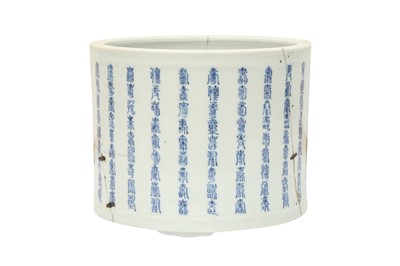 Lot 627 - A CHINESE BLUE AND WHITE BRUSH POT, BITONG