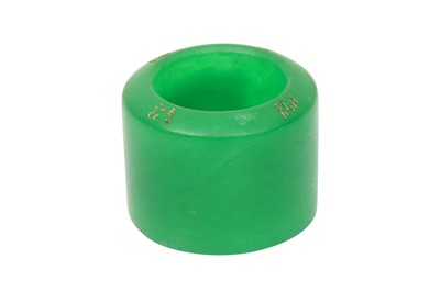 Lot 62 - A CHINESE GREEN JADE ARCHER'S RING WITH CASE