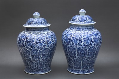Lot 34 - A LARGE PAIR OF FINE CHINESE BLUE AND WHITE BALUSTER JARS AND COVERS