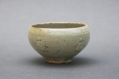 Lot 426 - A KOREAN INLAID SLIP-DECORATED SANGAM CELADON 'FLORAL' BOWL