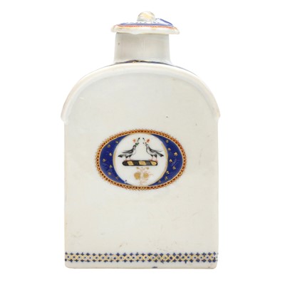Lot 74 - A Chinese export armorial tea caddy and cover, Qing dynasty, Qianlong period