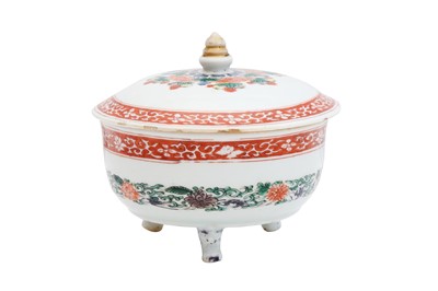 Lot 5 - A CHINESE EXPORT FAMILLE-VERTE 'FLORAL' TRIPOD BOX AND COVER
