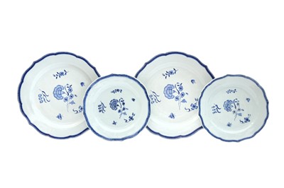 Lot 353 - A SET OF FOUR CHINESE EXPORT BLUE AND WHITE 'FLORAL' DISHES