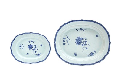 Lot 352 - A SET OF TWO CHINESE EXPORT BLUE AND WHITE 'FLORAL' SCALLOPED DISHES