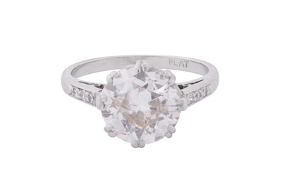 Lot 7 - A DIAMOND RING