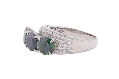 Lot 249 - A GREEN SAPPHIRE AND DIAMOND RING