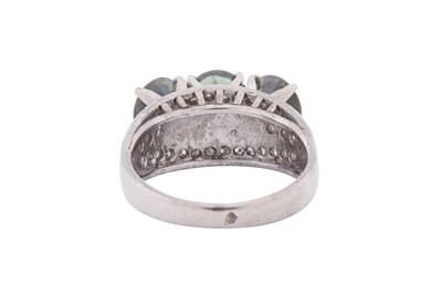 Lot 249 - A GREEN SAPPHIRE AND DIAMOND RING