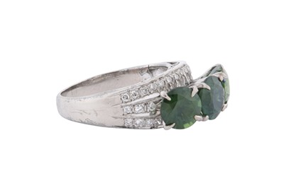 Lot 249 - A GREEN SAPPHIRE AND DIAMOND RING
