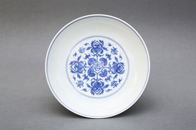 Lot 35 - A CHINESE BLUE AND WHITE 'PEACHES' DISH