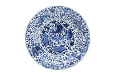 Lot 17 - A CHINESE BLUE AND WHITE 'FISH' DISH