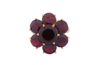Lot 49 - A GARNET CLUSTER RING