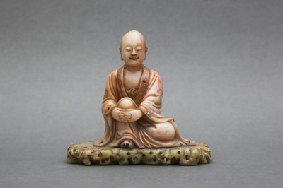 Lot 73 - A FINE CHINESE INLAID SOAPSTONE FIGURE OF A SEATED LOUHAN