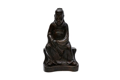 Lot 676 - A CHINESE BRONZE FIGURE OF A SEATED GUARDIAN/SCHOLAR