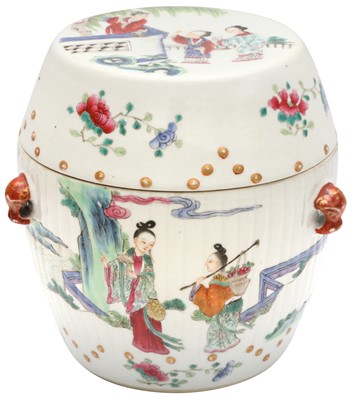 Lot 700 - A CHINESE FAMILLE-ROSE BARREL-FORM JAR AND COVER