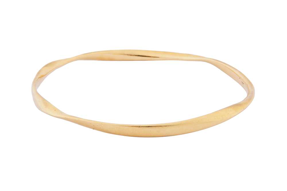 Lot 53 - A TWISTED BANGLE
