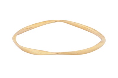 Lot 53 - A TWISTED BANGLE