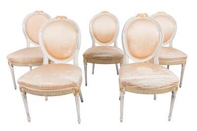 Lot 153 - A SET OF FIVE GEORGE III WHITE PAINTED AND PARCEL GILT DINING/SALON CHAIRS