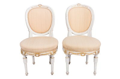 Lot 155 - A PAIR OF WHITE PAINTED AND PARCEL GILT DINING/SALON CHAIRS, EARLY 19TH CENTURY