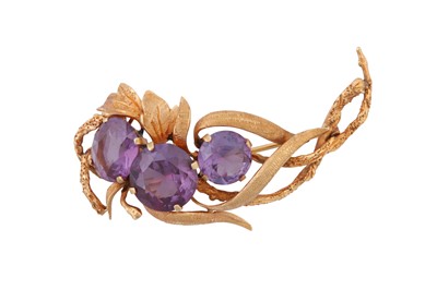 Lot 47 - A SYNTHETIC COLOUR CHANGE SAPPHIRE BROOCH