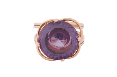 Lot 56 - A SYNTHETIC SAPPHIRE RING