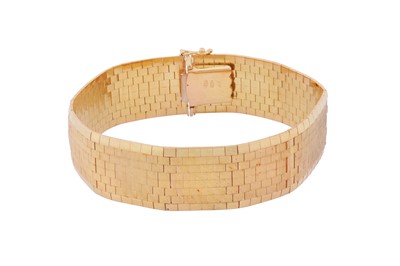 Lot 64 - A FANCY-LINK BRACELET