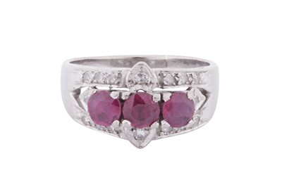 Lot 172 - A RUBY AND DIAMOND RING