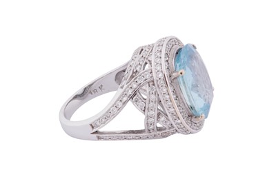 Lot 258 - AN AQUAMARINE AND DIAMOND DRESS RING