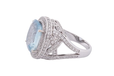 Lot 258 - AN AQUAMARINE AND DIAMOND DRESS RING