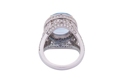 Lot 258 - AN AQUAMARINE AND DIAMOND DRESS RING