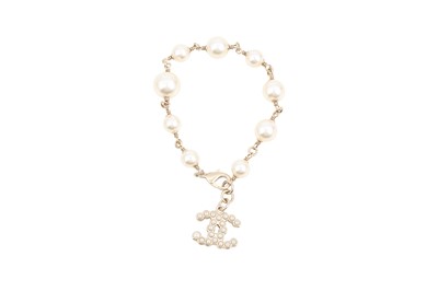 Lot 324 - Chanel Ivory Pearl CC Drop Bracelet