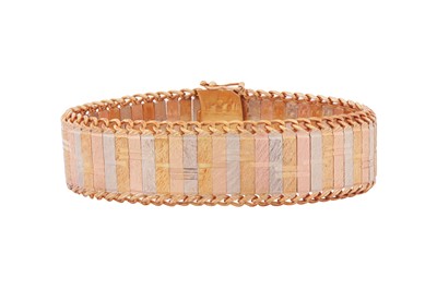 Lot 73 - A TRI-COLOURED BRACELET