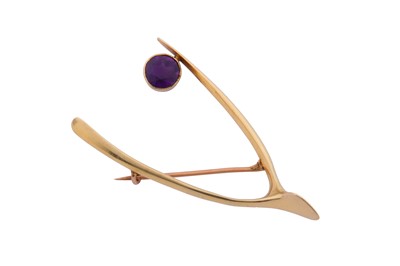 Lot 45 - AN AMETHYST WISHBONE BROOCH
