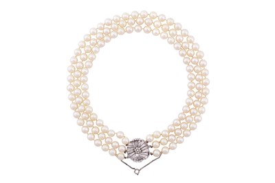 Lot 81 - A TRIPLE STRAND PEARL CHOKER NECKLACE