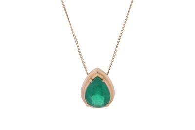 Lot 278 - AN EMERALD PEAR-SHAPED PENDANT NECKLACE