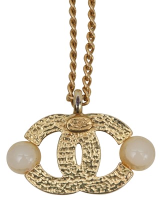 Lot 329 - Chanel Ivory Pearl CC Fine Chain Necklace
