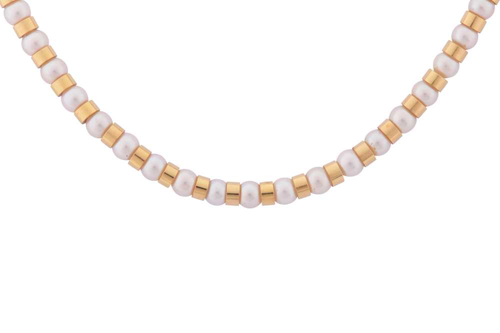 312 - CHANEL Ι A CULTURED PEARL AND GOLD NECKLACE, CIRCA 1998