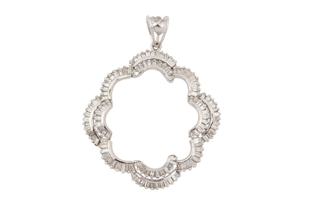 Lot 246 - A DIAMOND PENDANT