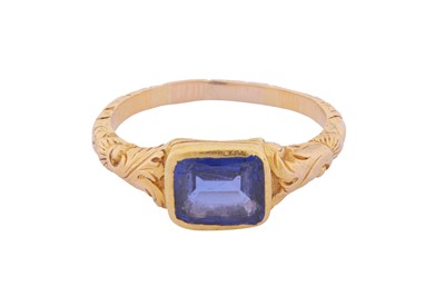 Lot 35 - A SAPPHIRE RING