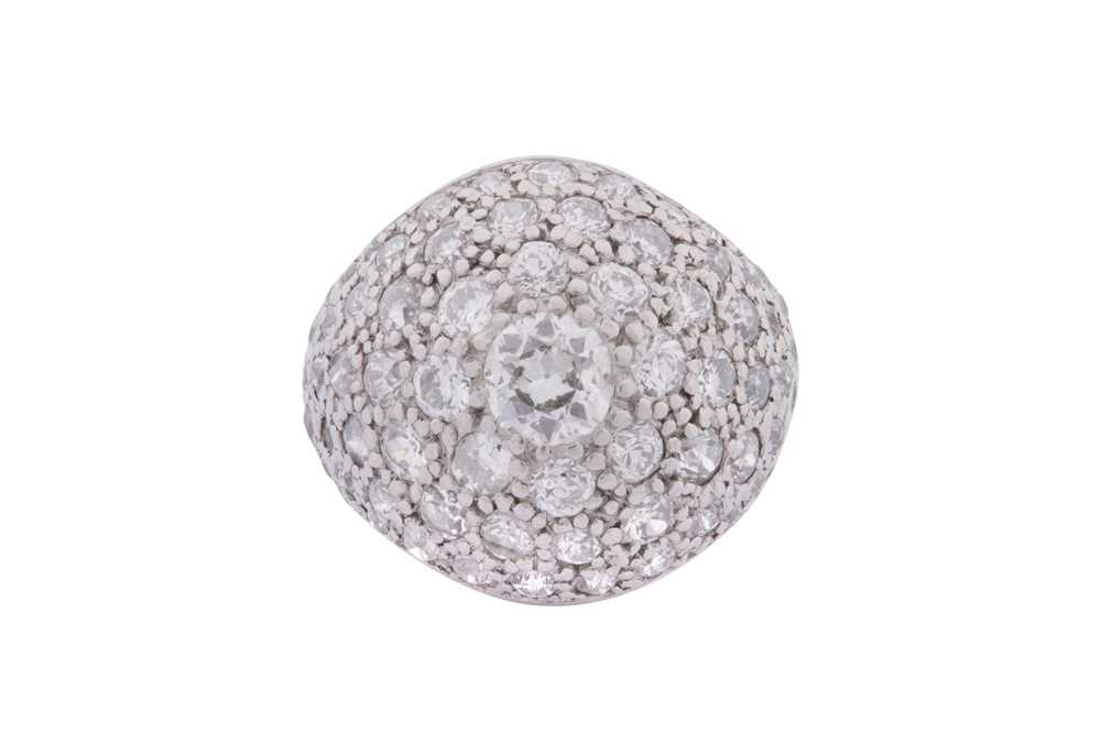 Lot 245 - A DIAMOND BOMBÉ RING