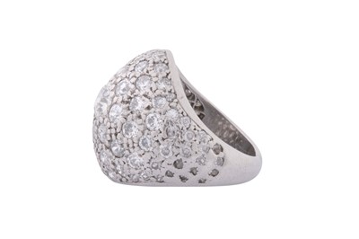 Lot 245 - A DIAMOND BOMBÉ RING
