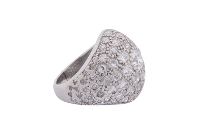 Lot 245 - A DIAMOND BOMBÉ RING