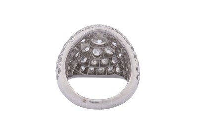 Lot 245 - A DIAMOND BOMBÉ RING