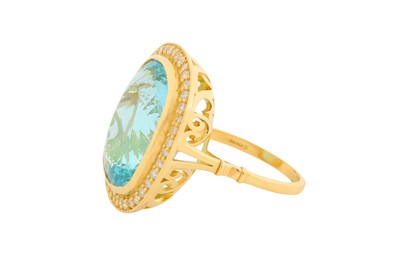 Lot 223 - AN AQUAMARINE AND DIAMOND CLUSTER RING