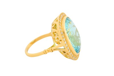 Lot 223 - AN AQUAMARINE AND DIAMOND CLUSTER RING