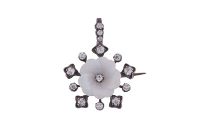 Lot 19 - AN OPAL AND DIAMOND PENDANT/BROOCH