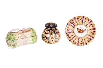 Lot 365 - A HEREND PORCELAIN TRINKET BOX IN THE FORM OF ASPARAGUS