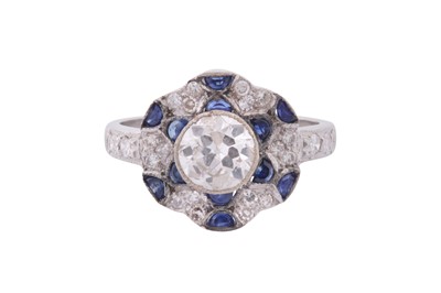Lot 14 - A DIAMOND AND SAPPHIRE CLUSTER RING